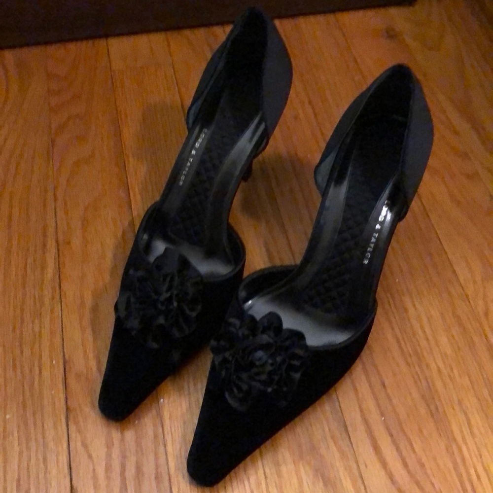 Lord & Taylor Black satin and velvet heel